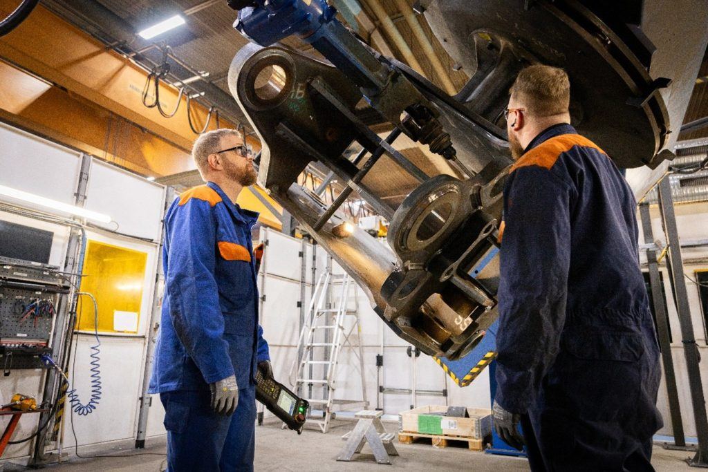 Sandvik-OLP-robot-teach-pendant-1024x683.jpg